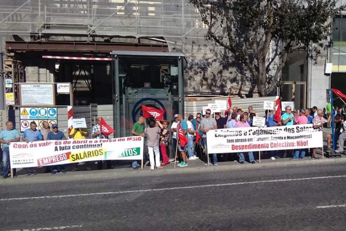 Trabalhadores da Soares da Costa manifestaram-se na Avenida dos Aliados, no Porto