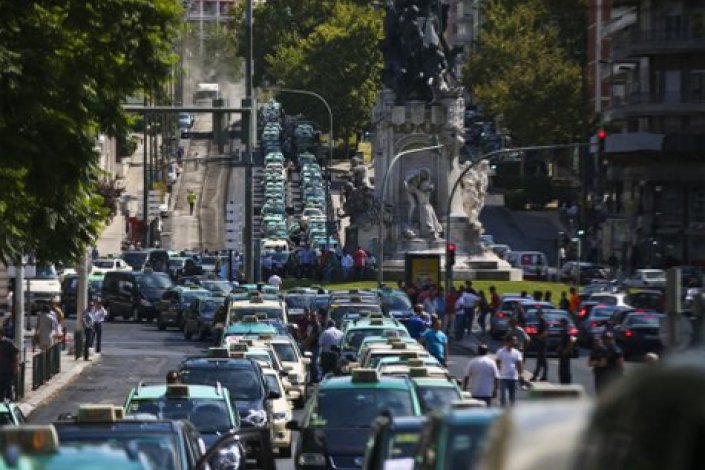Protesto dos taxistas a dirigir-se para o Aeroporto de Lisboa