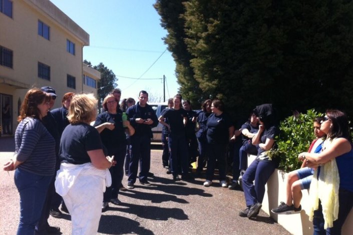 Trabalhadores concentrados à porta da Trèves no primeiro dia de greve, 6 de Abril