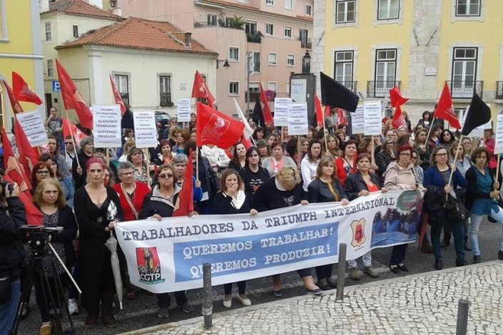 Trabalhadores da Triumph, agora Têxtil Gramax Internacional, numa acção em defesa dos postos de trabalho