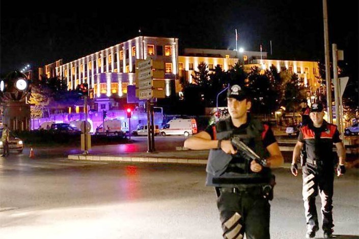 Militares decretam lei marcial