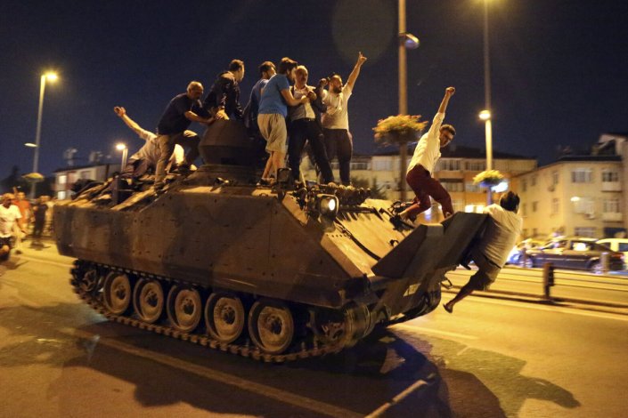 Tanque com populares na cidade de Istambul