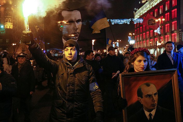 Membros do partido nacionalista ucraniano Svoboda numa marcha de homenagem ao colaborador nazi Stepan Bandera, por ocasião do 108.º aniversário do seu nascimento (Kiev, 1 de Janeiro de 2017)