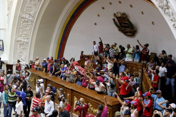 Os defensores da da Revolução Bolivariana mobilizaram-se contra a tentativa de golpe, ontem, na Assembleia Nacional, em Caracas