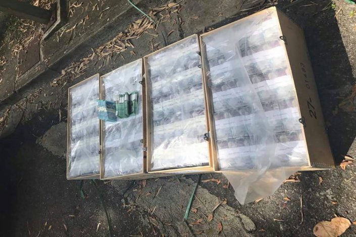 Caixas com o dinheiro apreendido pelas autoridades, terça-feira, numa viatura de Lilian Tintori