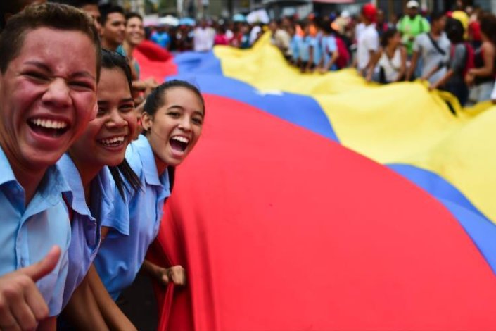 Jovens apoiantes de Maduro mobilizaram-se, em Caracas, contra a OEA e o seu secretário-geral, Luis Almagro