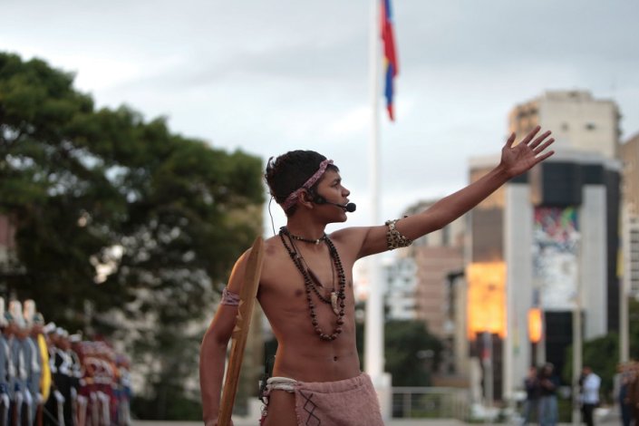 Momento da cerimónia do içar da bandeira no Panteão Nacional, em Caracas
