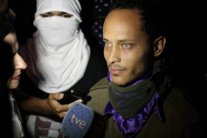 Óscar Pérez a ser entrevistado pela TVE, antes de desaparecer numa moto