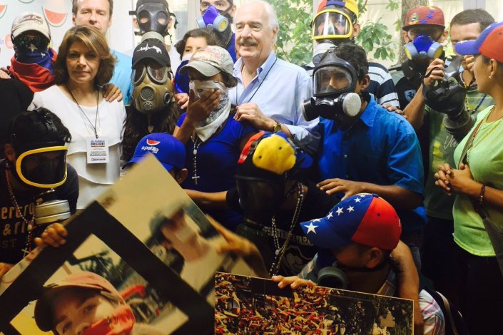 Laura Chinchilla, Jorge Quiroga e Andrés Pastrana posam com um grupo de opositores violentos, na sua visita recente à Venezuela. Foram declarados «personae non gratae» pelo governo bolivariano