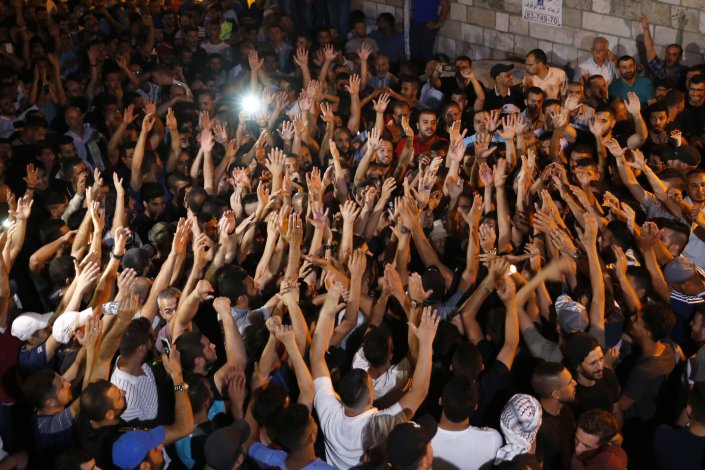 Palestinianos realizam orações e protestam à entrada da Porta dos Leões, na Cidade Velha de Jerusalém, mantendo o boicote às medidas impostas pelos israelitas