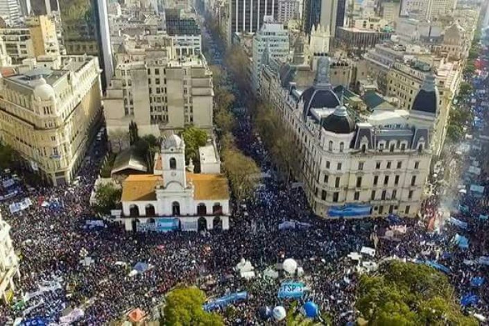 Centenas de milhares de trabalhadores argentinos mobilizaram-se, esta terça-feira, contra a agenda económica de Macri