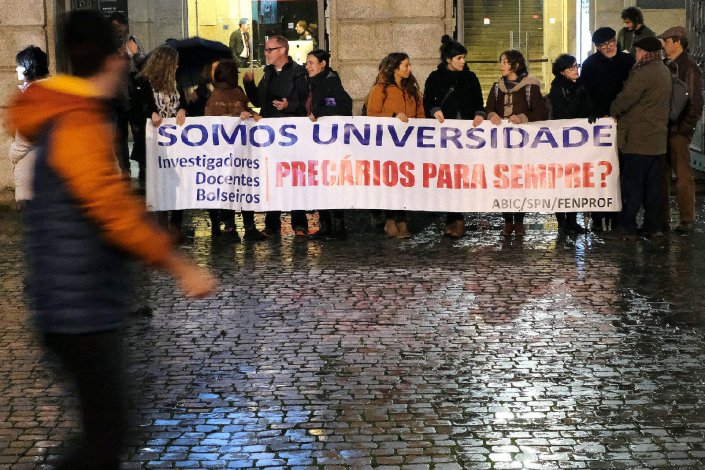 Concentração de bolseiros e investigadores, promovida pelo núcleo do Porto da Associação dos Bolseiros de Investigação Científica (ABIC), frente à Reitoria da Universidade do Porto, 22 de Novembro de 2019. FERNANDO VELUDO/LUSA