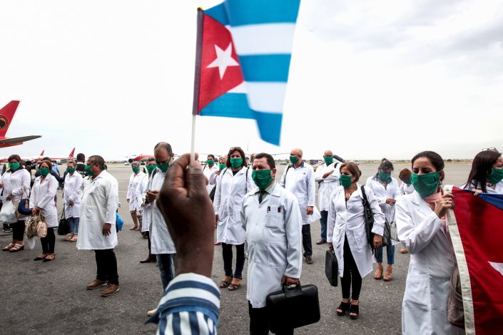 Uma delegação de mais de 200 médicos, enfermeiros e técnicos de saúde cubanos chegaram ao aeroporto 4 de Fevereiro, em Luanda, Angola, a 10 de Abril de 2020, para ajudar as autoridades locais a enfrentar a doença COVID-19 naquele país africano de expressão portuguesa. Cuba apoia a luta contra a pandemia causada pelo novo coronavírus em pelo menos 15 países no mundo