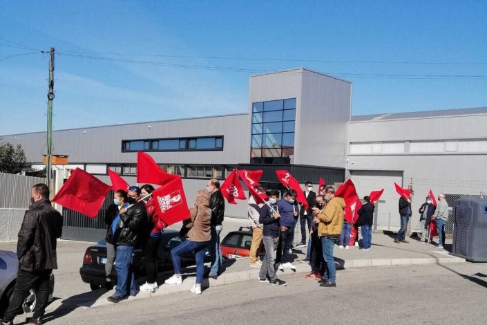 Trabalhadores da Camo, dirigentes e activistas do SITE Norte (CGTP-IN) numa concentração de protesto, em frente à fábrica, contra o despedimento colectivo de 24 trabalhadores, Vila Nova de Gaia, 16 de Outubro de 2020.