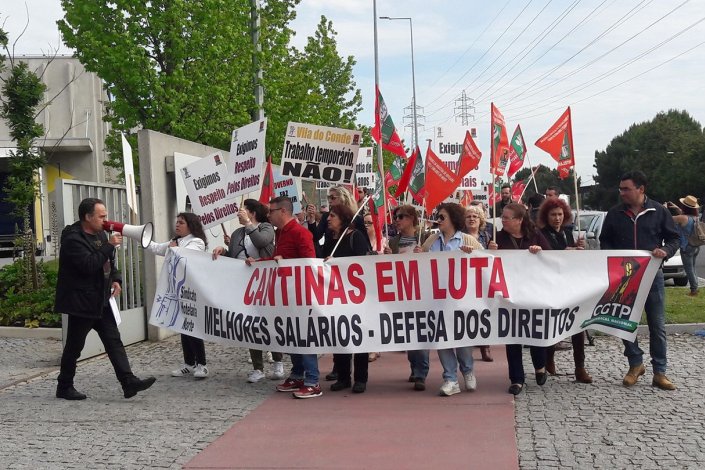 Trabalhadores das cantinas, refeitórios e bares concessionados num protesto em frente às instalações da empresa Sogenove, na Maia