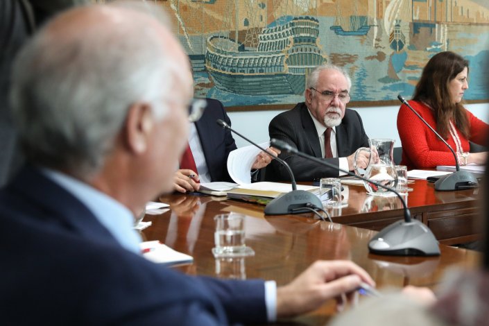 O ministro do Trabalho, Solidariedade e Segurança Social, Vieira da Silva, acompanhado pela secretária de Estado da Segurança Social, Cláudia Joaquim, na reunião plenária da Comissão Permanente de Concertação Social, em Lisboa, no dia 30 de Maio de 2018