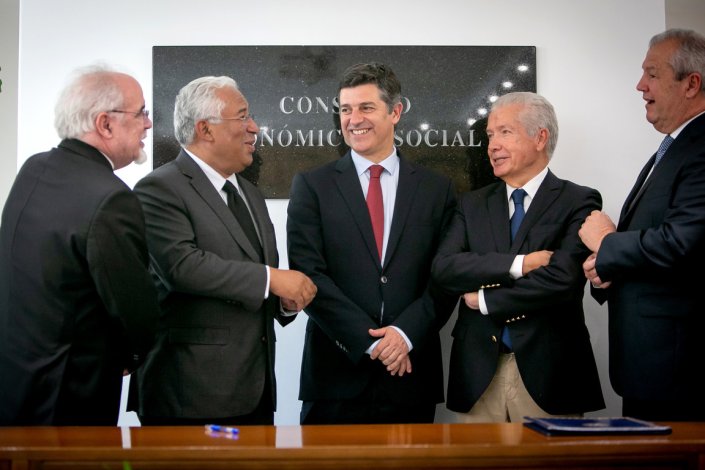 Membros do Governo com representantes das confederações patronais, na assinatura do acordo laboral em Lisboa, 18 de Junho de 2018