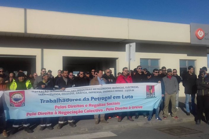 Trabalhadores da refinaria de Sines na concentração desta manhã