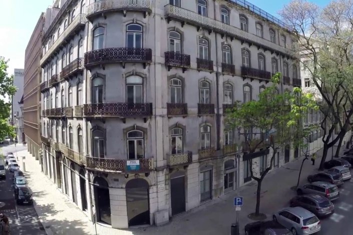 Na foto o prédio com o número de porta 203 na avenida da Liberdade, esquina com a rua Rosa Araújo, em Lisboa.