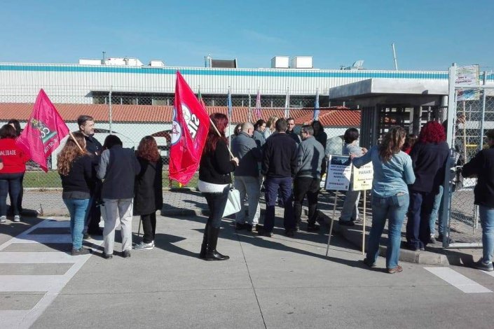 Concentração de trabalhadores à porta da fábrica da Hanon, em Palmela